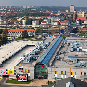 Gorzow Wielkopolski, panorama na Stare miasto przez kompleks Galerii Handlowych. EU, PL, Lubuskie. Lotnicze.