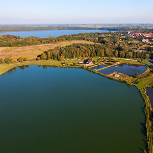 Moryn, stawy hodowlane i jezioro Morzycko. EU, Pl, Lubuskie. Lotnicze.