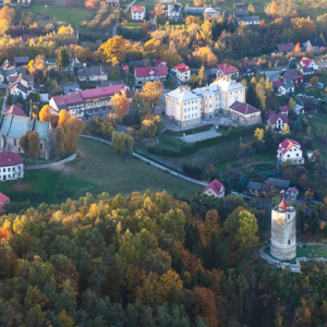 Czchow, panorama miejscowosci z ruinami zamku. EU, Pl, Malopolskie. Lotnicze.