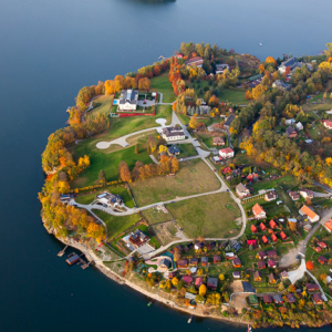 Jezioro Roznowskie z panorama na Grodek. EU, Pl,, Malopolskie. Lotnicze.