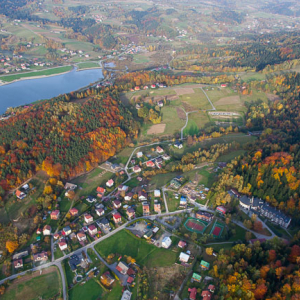 Jezioro Roznowskie z panorama na Grodek i Zatoke Bartkowska. EU, Pl,, Malopolskie. Lotnicze.
