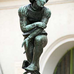 Krakow. Figura przed klasztorem Jezuitow.