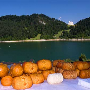 Oscypki na deptaku przy zamku w Niedzicy, w tle Zalew Czorsztynski.