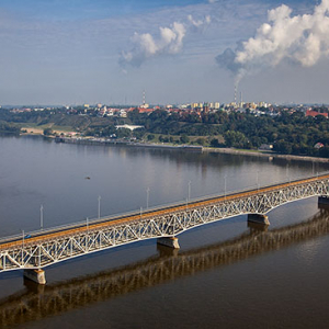 Plock, panorama na miasto przez Most Legionow Jozefa Pilsudskiego. EU, PL, Mazowieckie. Lotnicze.
