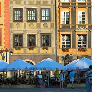 Kamienice na rynku starego miasta w Warszawie.