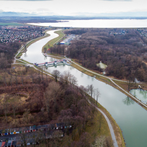 Nysa, rzeka Nysa Klodzka wpadajaca do jeziora Nyskie. EU, Pl, opolskie. Lotnicze.
