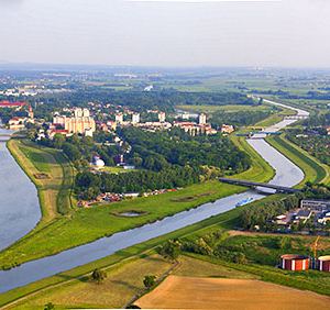 Opole, Kanal Ulgi wpadajacy do Odry z widoczna dzielnica Zaodrze i Srodmiesciem. EU, Pl, Opolskie. Lotnicze.