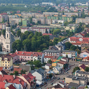 Augustow, panorama na centrum miasta. EU, PL, Podlaskie. Lotnicze.