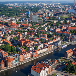 Gdansk, panorama na Glowne i Stare Miasto. EU, PL, Pomorskie. Lotnicze.