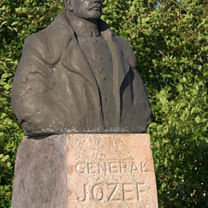 Pomorskie, Puck. Pomnik Jozefa Hallera przy molo.