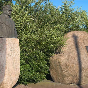 Pomorskie, Puck. Pomnik Jozefa Hallera przy molo.