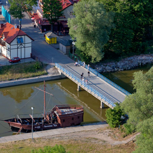 Rowy, most na rzece Lupawa. EU, PL, Pomorskie, Lotnicze.