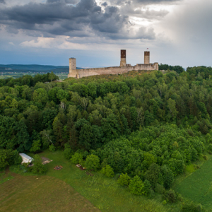 Checiny ruiny Zamku. EU, Pl, Swietokrzyskie. Lotnicze.