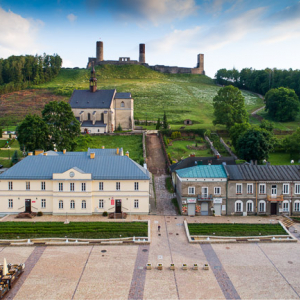 Checiny rynek z Urzedem miasta na tle Zamku. EU, Pl, Swietokrzyskie. Lotnicze.