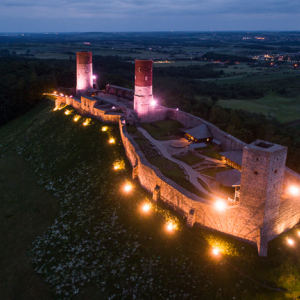 Checiny, Zamek Krolewski wieczorowa pora. EU, Pl, Swietokrzyskie. Lotnicze.