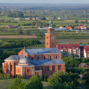 Dwikozy - kosciol parafialny. EU, Pl, Swietokrzyskie. LOTNICZE.