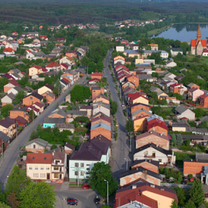 Koprzywnica - panorama na miescowosc od strony E. EU, Pl, Swietokrzyskie. LOTNICZE.