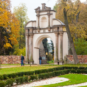Podzamcze Checinskie, barokowa brama ozdobna przy Dworze. EU, Pl, Swietokrzyskie.