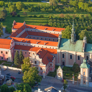 Sandomierz - kosciol sw. Michala wraz z zespolem dawnego klasztoru Benedyktynek - zbudowany w XVII / XVII wieku. EU, Pl, Swietokrzyskie. LOTNICZE.