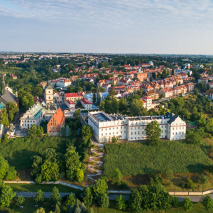 Sandomierz, panorama Starego Miasta z budynkiem Colegium Costominanum. EU, PL, swietokrzyskie. Lotnicze.