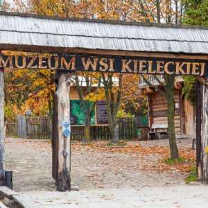 Tokarnia, Muzeum Wsi Kieleckiej - Park Etnograficzny, brama wejsciowa. EU, Pl, Swietokrzyskie.