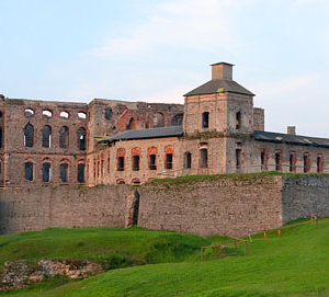 PL, swietokrzyskie, Ujazd. Zamek Krzyz Topor.