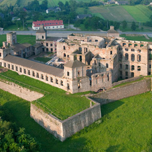 LOTNICZE, PL, swietokrzyskie. Ujazd. Zamek Krzyz Topor.