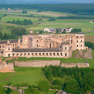 LOTNICZE, PL, swietokrzyskie. Ujazd. Zamek Krzyz Topor.