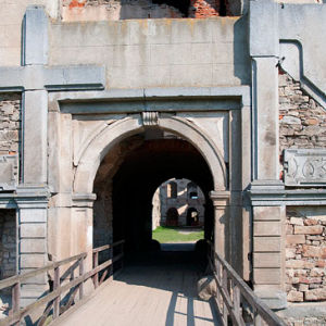 PL, swietokrzyskie, Ujazd. Zamek Krzyz Topor.