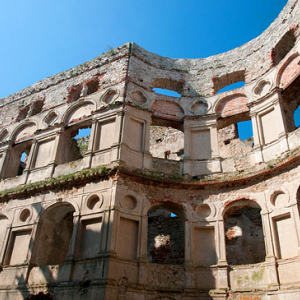 PL, swietokrzyskie, Ujazd. Zamek Krzyz Topor.