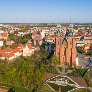 Gniezno, panorama na stare miasto i Katedre. EU, Pl, wielkopolskie. Lotnicze