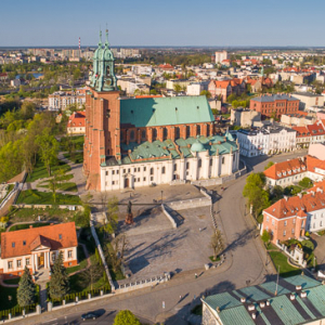 Gniezno, Stare miasto, Plac Katedralny z Katedra. EU, Pl, wielkopolskie. Lotnicze