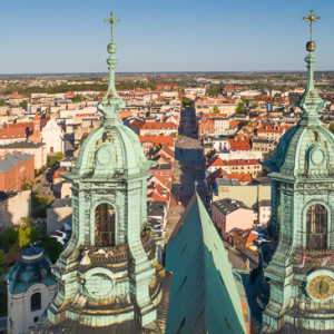 Gniezno, panorama ulicy Tumskiej przez kopuly katedry. EU, Pl, wielkopolskie. Lotnicze