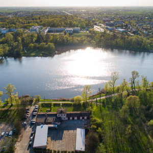 Gniezno, panorama miasta przez jezioro Jelonek w kierunku Parku Piastowskiego