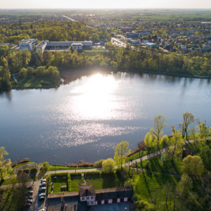 Gniezno, panorama miasta przez jezioro Jelonek w kierunku Parku Piastowskiego