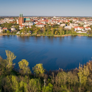 Gniezno, panorama przez jezioro Jelonek na stara czesc miasta. EU, Pl, Wilelkopolskie. Lotnicze.