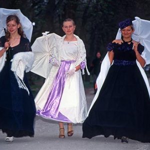 Spacerujące kobiety przed pałacem Raczyńskich w Rogalinie