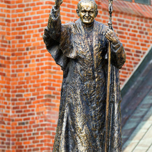 Koszalin, pomik Papieza Jana Pawla II przed katedra. EU, Pl, Zachodniopomorskie.