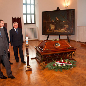 Uroczystosci pogrzebowe szczatkow Mikolaja Kopernika na olsztynskim zamku. 16.03.2010 r.
