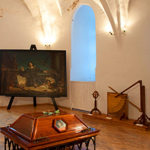 Trumna ze szczatkami Mikolaja Kopernika na olsztynskim zamku. 16.03.2010 r.