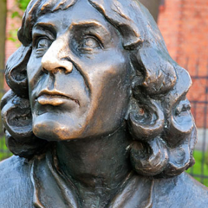 Pomnik Mikolaja Kopernika przed olsztynskim zamkiem.