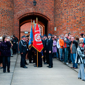 Uroczystosci pogrzebowe szczatkow Mikolaja Kopernika. Wierni oczekujący przed katedra we Fromborku. 21.05.2010 r. 