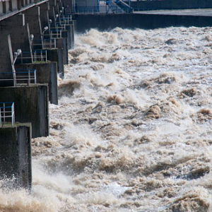 PL, Kujawsko-Pomorskie, Wloclawek. Spuszczanie wody z zapory przed nadejsciem fali kulminacyjnej. 23.05.2010r.