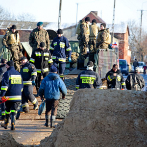 Pl, kujawsko-pomorskie. 22-01-2011 r., powodz w Ostrowku nad jeziorem Goplo.