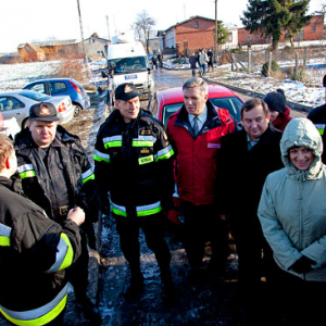 Pl, kujawsko-pomorskie. 22-01-2011 r., powodz w Ostrowku nad jeziorem Goplo. Sztab zarzadzania kryzysowego.