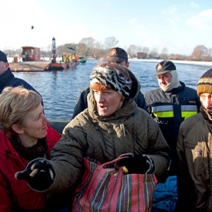 Pl, kujawsko-pomorskie. 22-01-2011 r., powodz w Ostrowku nad jeziorem Goplo. Mieszkancy transportowani amfibia.