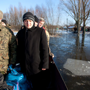 Pl, kujawsko-pomorskie. 22-01-2011 r., powodz w Ostrowku nad jeziorem Goplo. Sztab zarzadzania kryzysowego wizytujacy miejsca zalewowe.