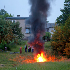 EU, Pl, Mazowieckie. Noc Kupaly, Slowianskie swieto palenia ognisk zwiazane z letnim przesileniem slonca. Miejscowosc Dobrzankowo.