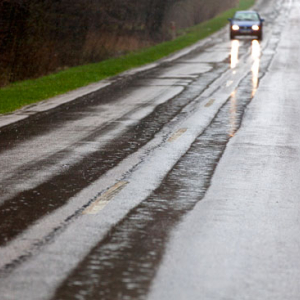 Koleiny i deszcz na jezdni. EU, Pl, warm-maz.
