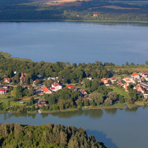 Wschodni brzeg jezora Dabrowa Wlk. z widoczna posiadloscia  Prezydenta Aleksandra Kwasniewskiego 04-08-2012r. EU, Pl, warm-maz. Lotnicze.